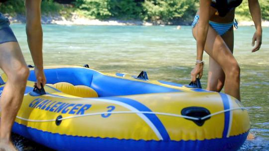 bfu-Sicherheitstipp "Baden und Gummibootfahren"