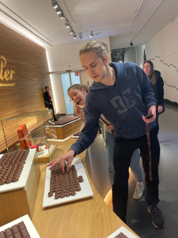 Joel und Melanie probieren Pralinen im Museum